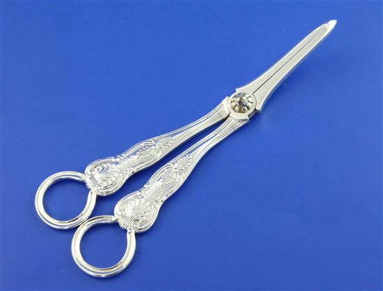 A pair of Victorian silver Kings pattern grape shears by George Adams, 7in.